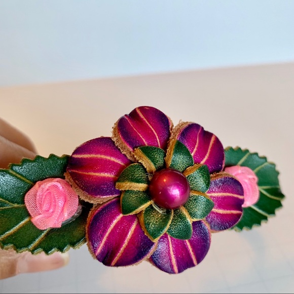 BOHO Tooled Leather floral bracelet - Picture 4 of 4